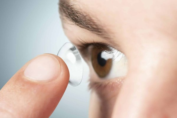 Accessoire de mode pour homme : pourquoi porter des lentilles de contact ?